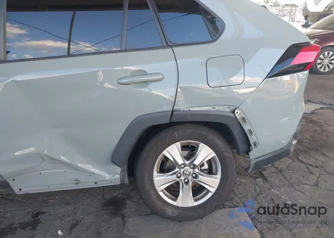 2022 Toyota Rav4 Xle z USA, uszkodzony, nr VIN 2T3W1RFV1NW195897